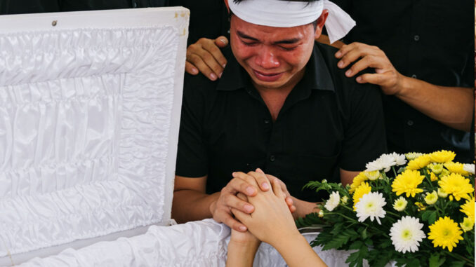 Người chồng đau khổ vuốt má vợ lần cuối trước khi đóng nắp qua;/n t;/ài nhưng khi vừa rời tay, má cô b:/ất ng;/ờ rơi ra một lớp Người chồng đau khổ vuốt má vợ lần cuối trước khi đóng nắp qua;/n t;/ài nhưng khi vừa rời tay, má cô b:/ất ng;/ờ rơi ra một lớp