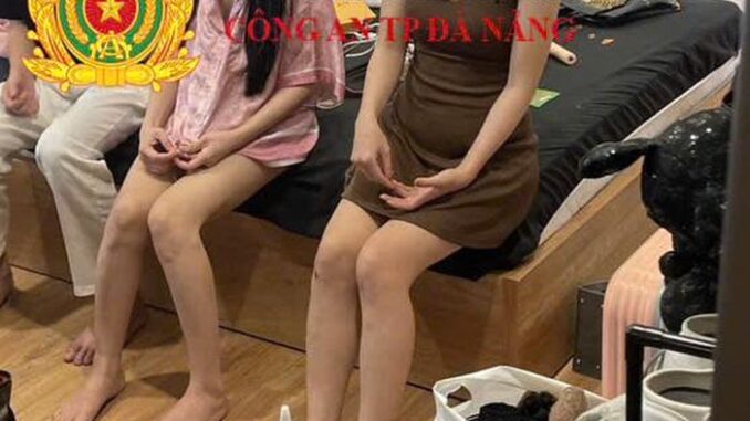 Bí mật trong căn hộ có 2 nữ 1 nam Bí mật trong căn hộ có 2 nữ 1 nam