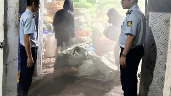 Phát hiện hơn 12 tấn chân gà b:ốc m:ùi chuẩn bị đưa đi tiêu thụ ở Quảng Ninh Phát hiện hơn 12 tấn chân gà b:ốc m:ùi chuẩn bị đưa đi tiêu thụ ở Quảng Ninh