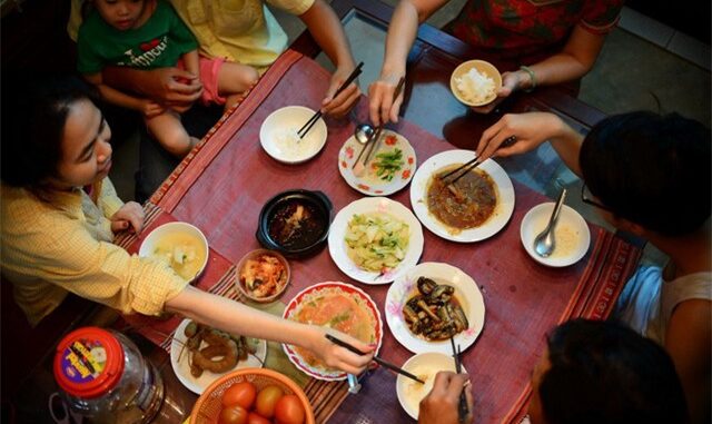 5 việc người EQ thấp thường làm khi được ai đó mời ăn 5 việc người EQ thấp thường làm khi được ai đó mời ăn