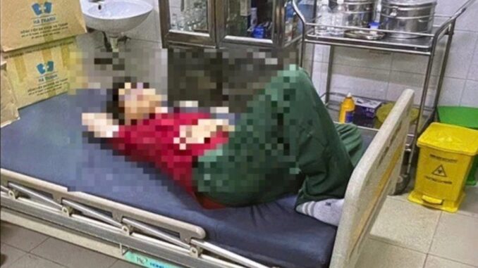 Hàng loạt sinh viên Bách khoa Hà Nội nghi ngộ độc thực phẩm sau bữa cơm quân sự Hàng loạt sinh viên Bách khoa Hà Nội nghi ngộ độc thực phẩm sau bữa cơm quân sự