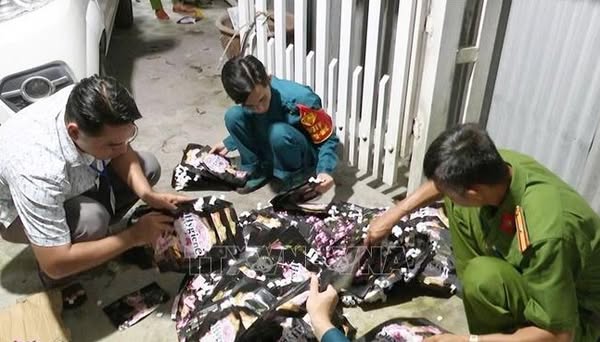 NÓNG: Phát hiện cơ sở làm giả nước mắm, nước giặt số lượng lớn ở An Giang NÓNG: Phát hiện cơ sở làm giả nước mắm, nước giặt số lượng lớn ở An Giang